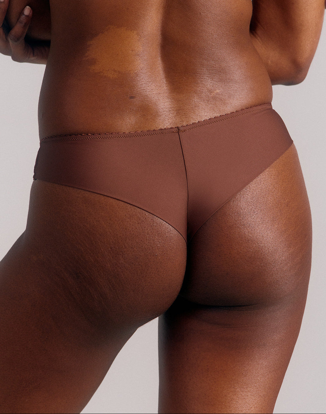 Détail de la microfibre légère et douce sur la peau, tanga Naya nuance Dune - Cutis Paris.