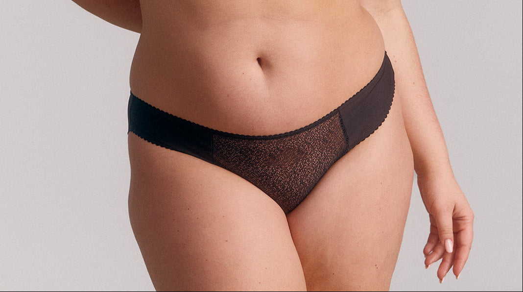 L'intemporel de la garde-robe : culotte noire en dentelle légère, collection Naya nuance Jais - Cutis Paris