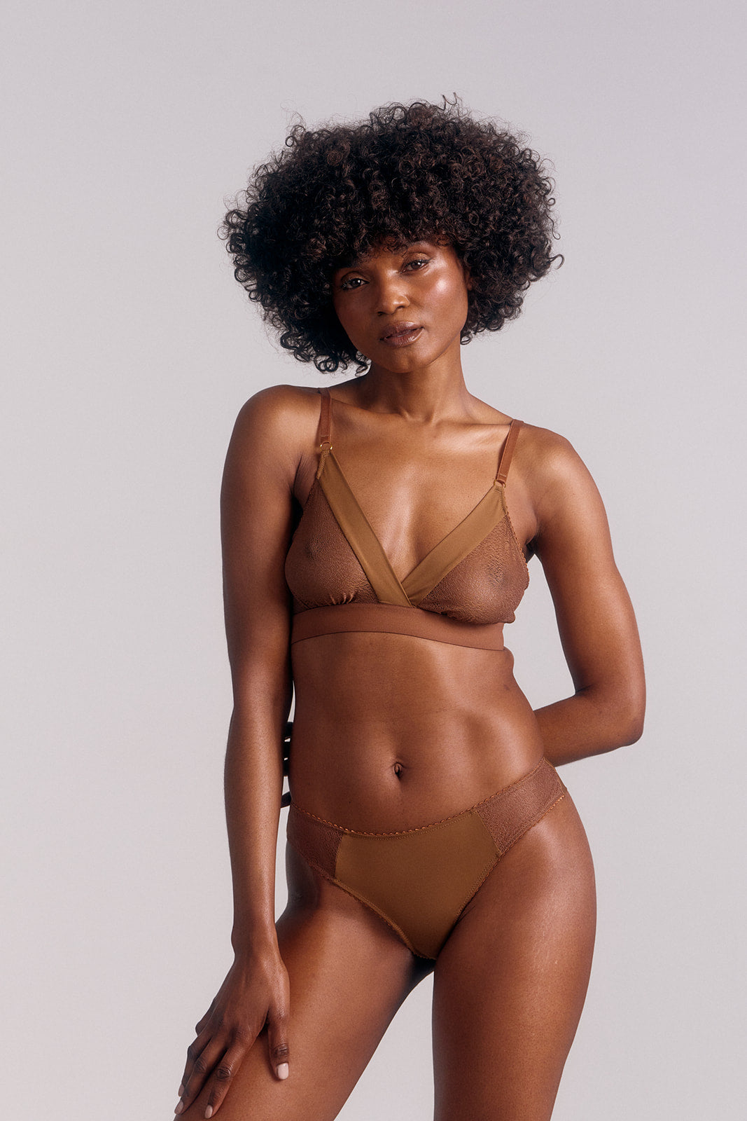 Tanga en dentelle légère, collection Naya nuance Sienna - Cutis Paris.