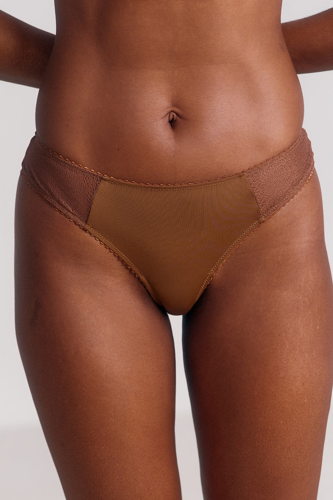 Tanga nude pensé pour les peaux mates et métissées, collection Naya nuance Sienna - Cutis Paris.