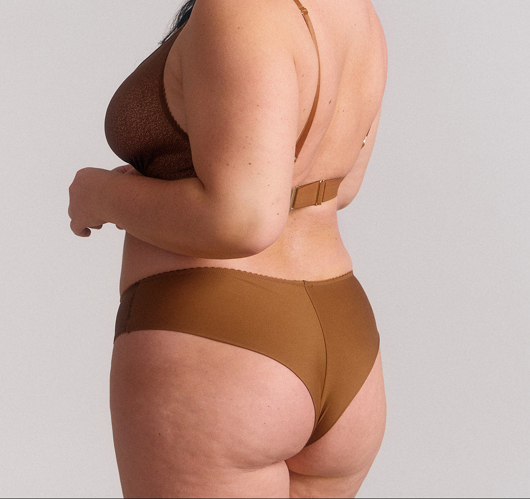 Détail de la microfibre légère et douce sur la peau, tanga Naya nuance Terracotta - Cutis Paris.