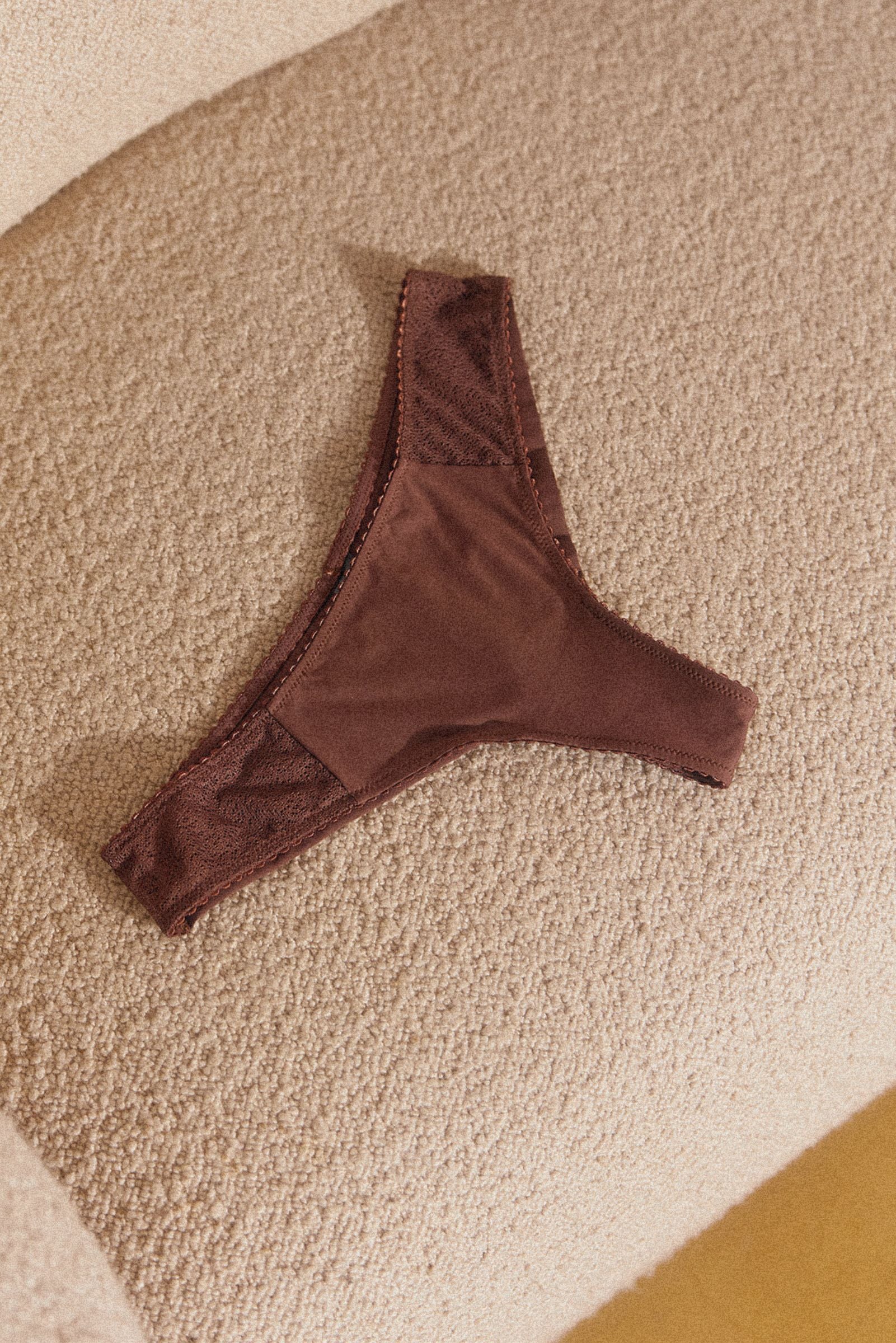 Conseils de lavage et séchage pour préserver la douceur de votre lingerie en dentelle et microfibre - Cutis Paris.