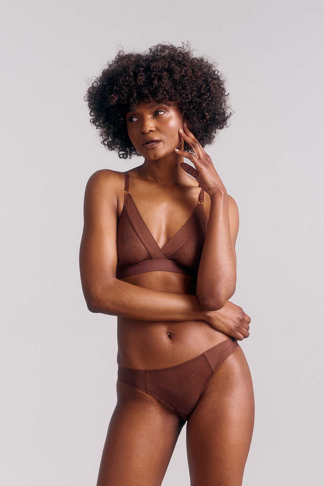 Culotte en dentelle légère et microfibre porté en ensemble. Collection Naya nuance Dune - Cutis Paris.