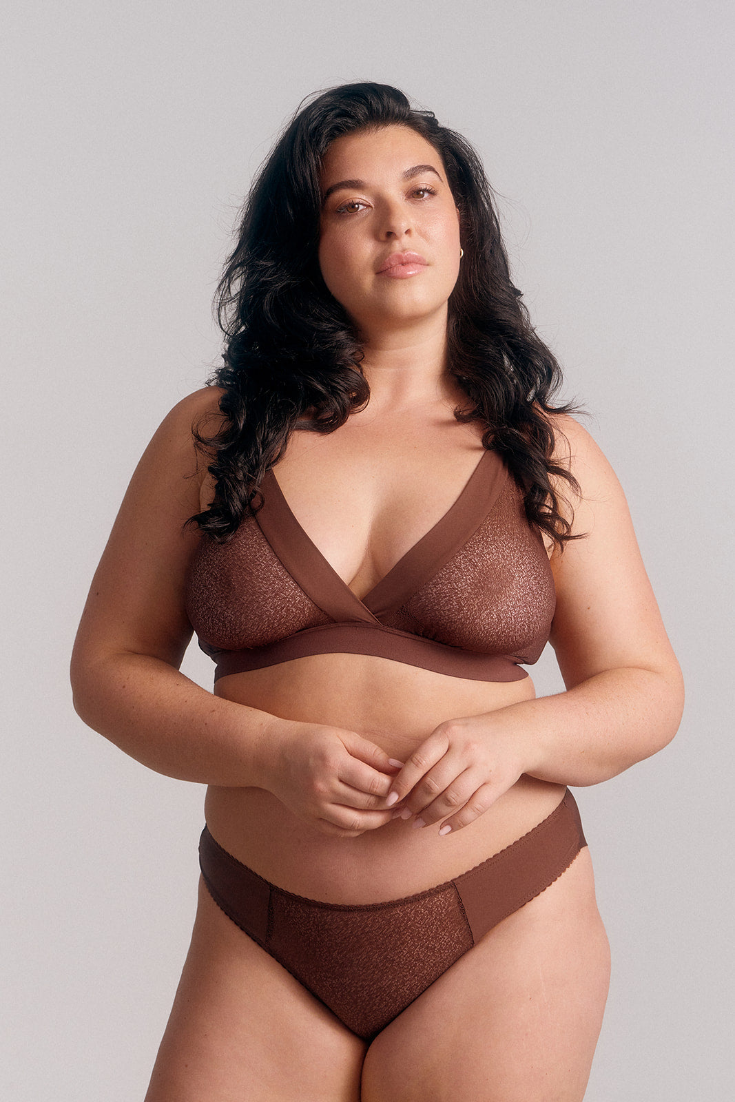 Culotte en dentelle légère et microfibre porté en ensemble. Nuance marron chaude - Cutis Paris