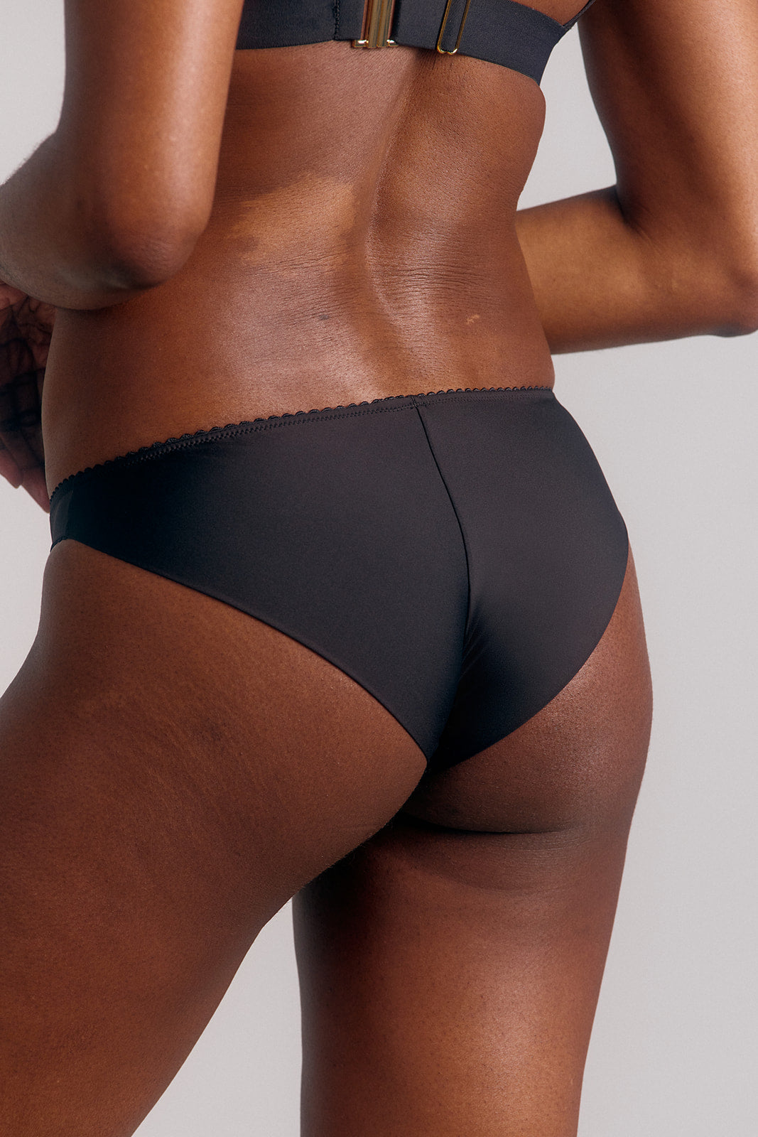 L'élégance d'une ligne épurée vue de dos, Culotte en microfibre douce, noir indispensable - Cutis Paris.