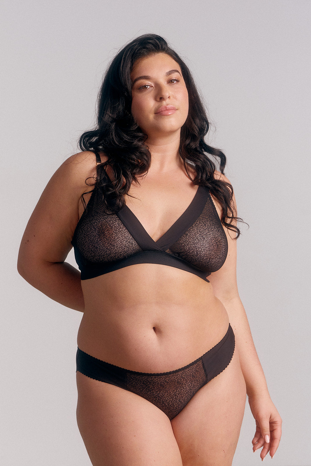 L'intemporel de la garde-robe : culotte noire en dentelle légère, collection Naya nuance Jais - Cutis Paris
