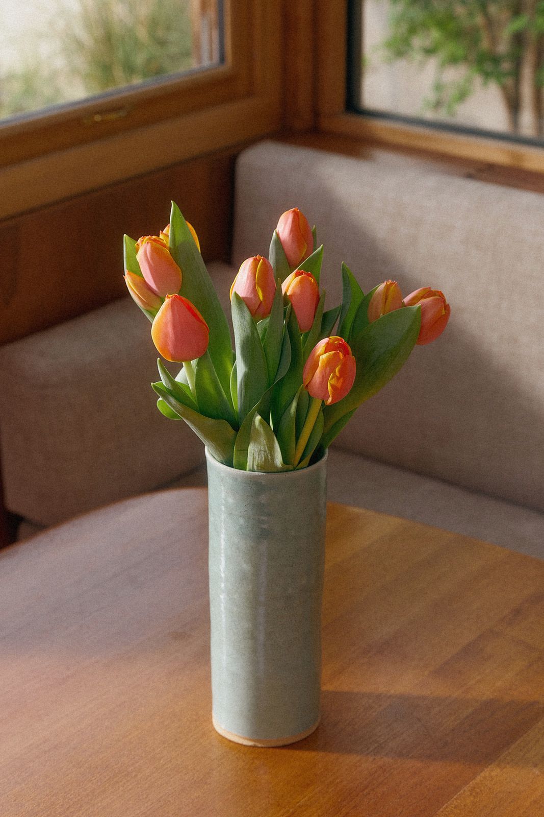 La douceur des fleurs orange dans la salle à manger accompagne une belle lingerie nude - Cutis Paris.