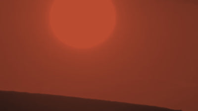 Coucher de soleil aux teintes chaudes sur le désert, illustrant la palette minérale de la lingerie nude CUTIS. Des sous-vêtements seconde peau sans armatures, conçus pour s'adapter à chaque carnation.