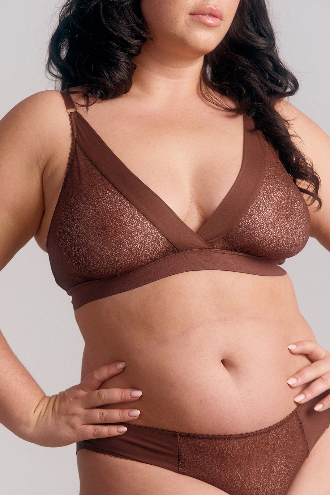 Détail de la dentelle légère sur la peau, soutien-gorge nuance Dune - Cutis Paris.