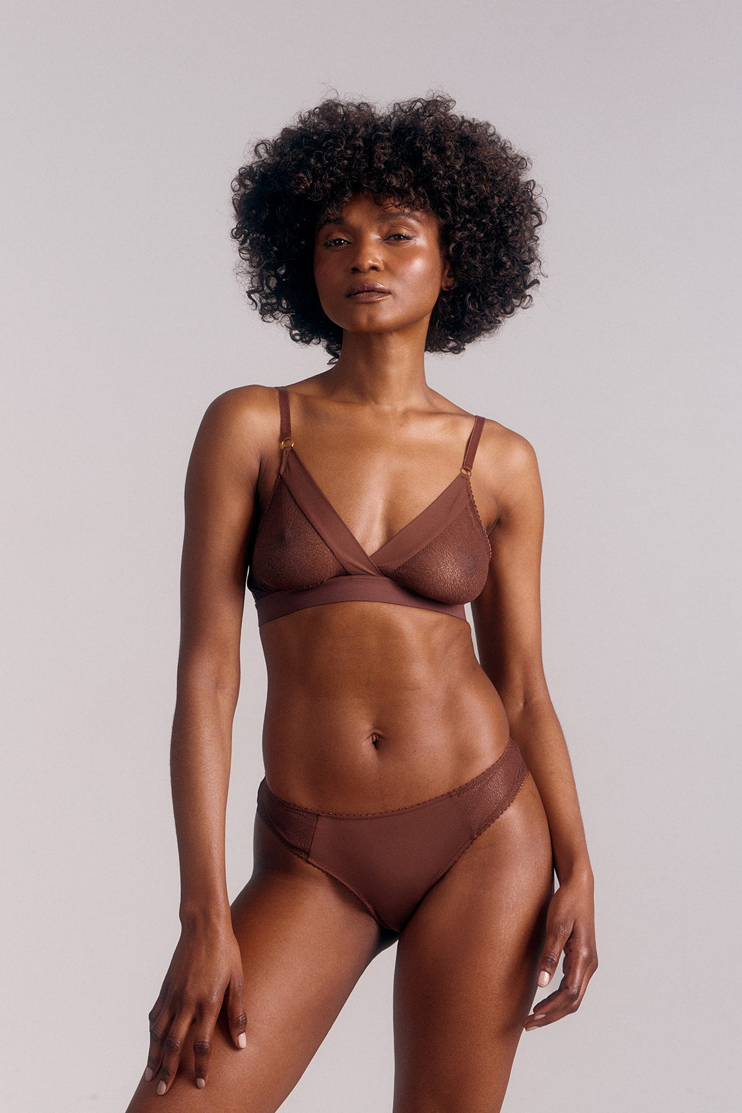 Soutien-gorge triangle sans armature en dentelle, collection Naya nuance Dune - Cutis Paris.