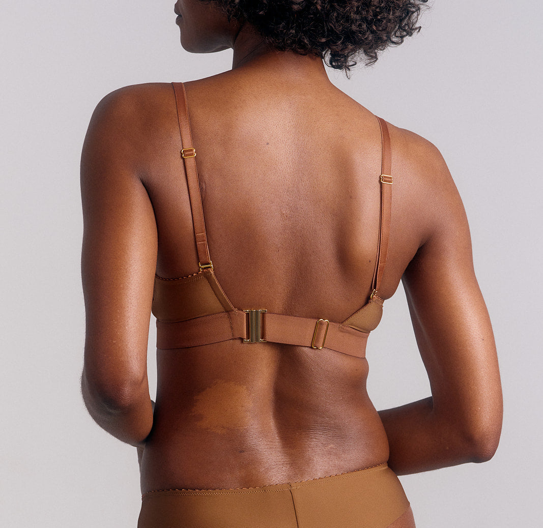 Soutien-gorge invisible dans le dos, idéal pour les carnations dorées et les sous-tons chauds - Cutis Paris.
